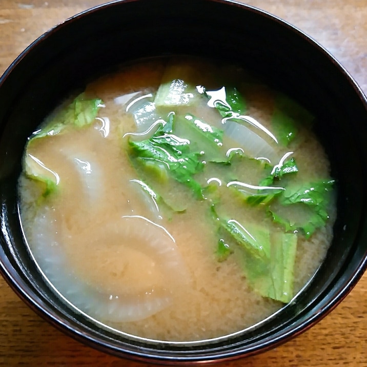 玉葱とグリーンリーフレタスの味噌汁